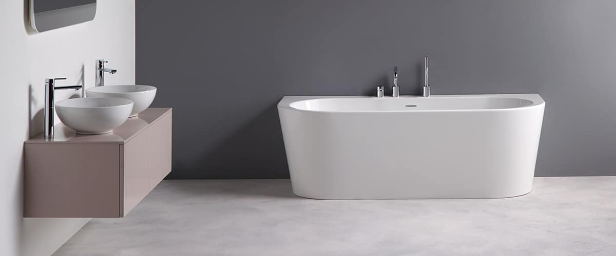 A Sottini ceramic bath and two oval wash basins