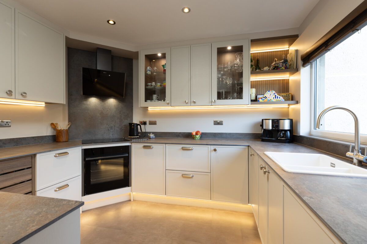 Traditional style kitchen renovation in Aberfeldy with base and wall cabinets and integrated kitchen appliances.